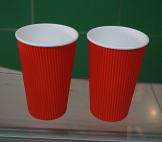 Chine Les tasses de papier de PE d'ondulation rouge de papier enduit ont isolé des tasses de café avec les couvercles 500ml fournisseur