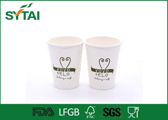 Chine Tasse de papier gravante en refief de blanc qui respecte l'environnement avec la conception verte d'amour imprimée fournisseur