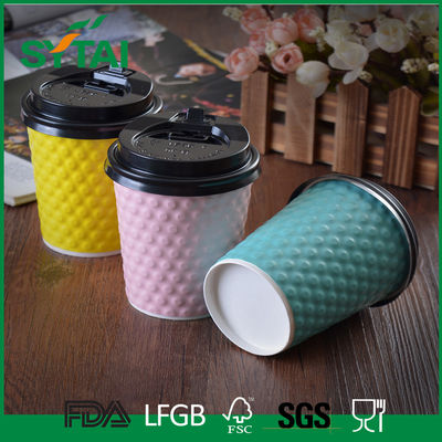 Chine Les tasses de papier gravantes en refief créatives d'ondulation de logo, les tasses de café jetables chaudes adaptées aux besoins du client conçoivent fournisseur