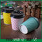 Les tasses de papier gravantes en refief créatives d'ondulation de logo, les tasses de café jetables chaudes adaptées aux besoins du client conçoivent fournisseur